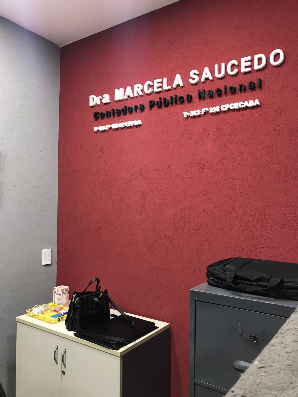 Recepción ejecutiva y sala de bienvenida del Estudio Contable Dra. Saucedo en Berazategui