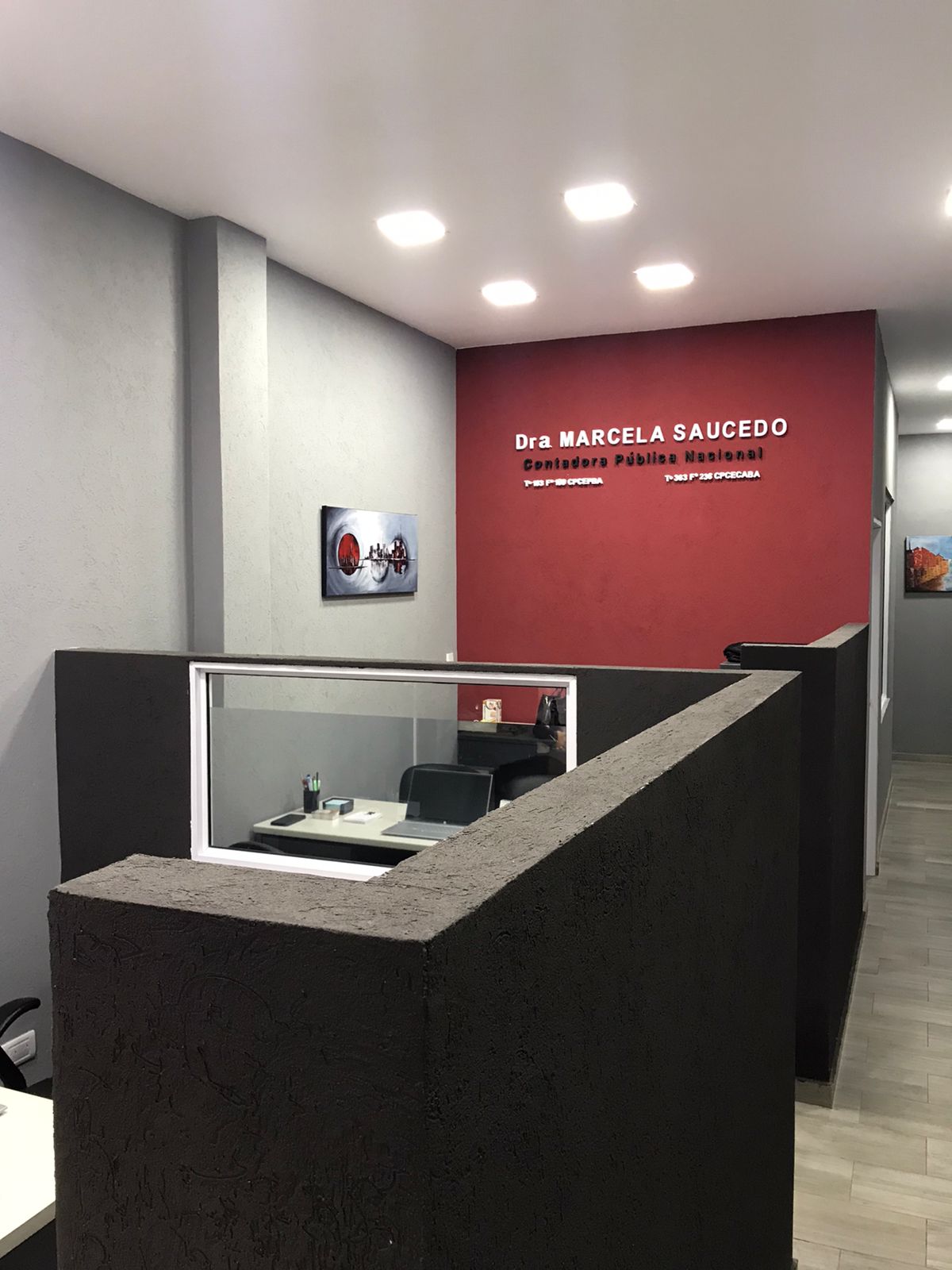 Recepción ejecutiva y sala de espera del Estudio Saucedo